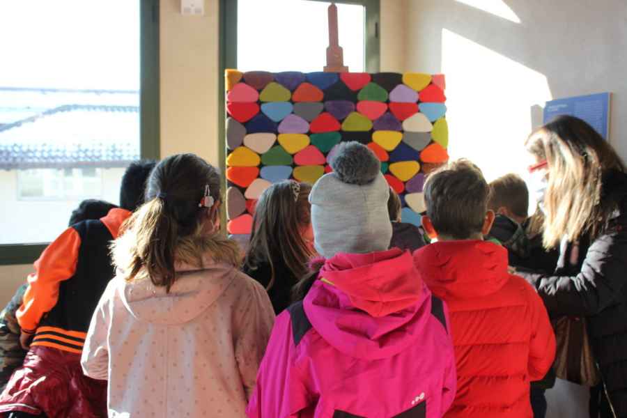 Bambini in visita alla mostra