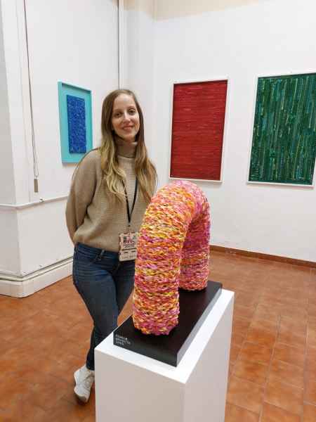 Paratissima Torino 2022 - 2 - La curatrice Flavia Rovetta accanto a Il trionfo dell