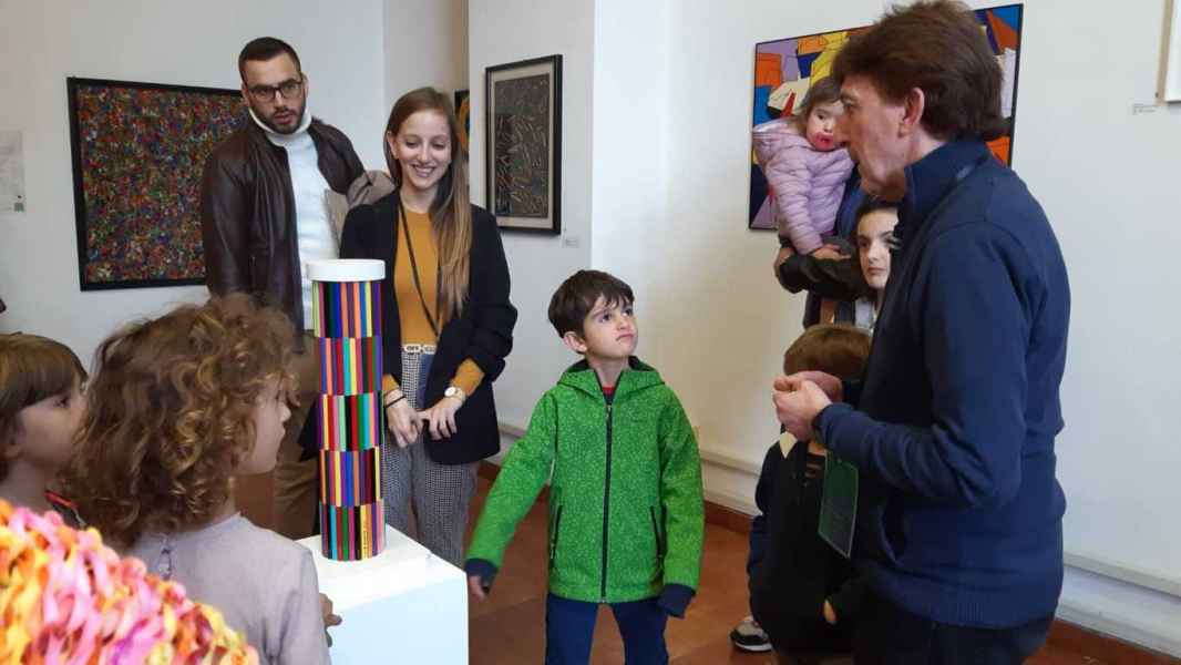Paratissima Torino 2022 - 3 - Spiegazione ai bambini e alla curatrice Flavia Rovetta accanto a Torre (Archivio Franco Brunetta)